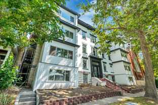 Beautifully Remodeled Apartment Home with Washer/Dryer in - Photo 1 of 1