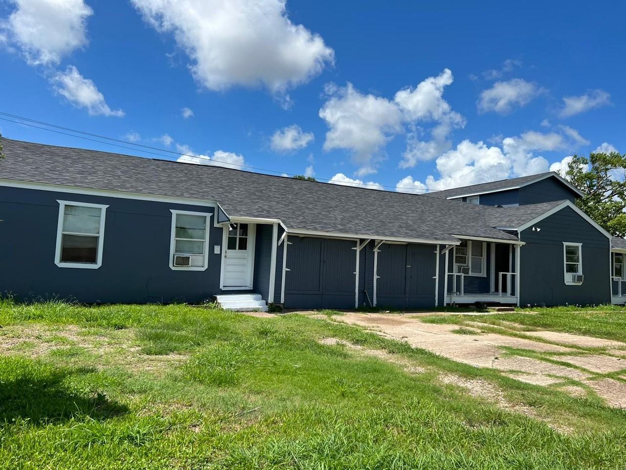 527 W 8th St - Photo 2 of 20