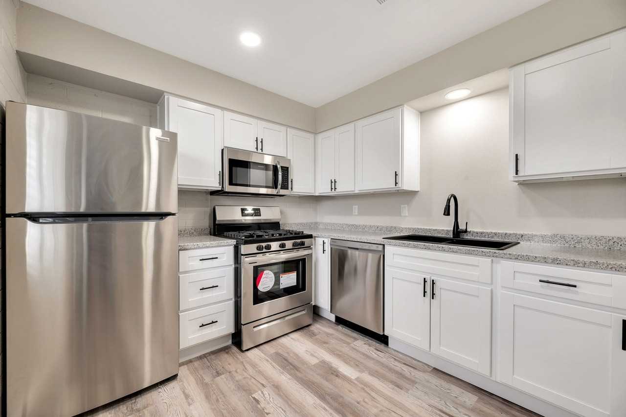 Granada - Photo 2 of 15