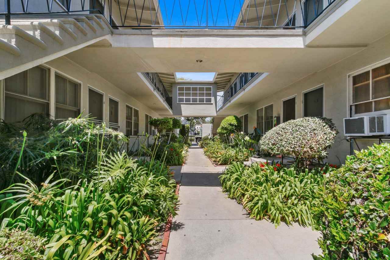 10906 Santa Monica Blvd, prime Westwood! - Photo 4 of 5