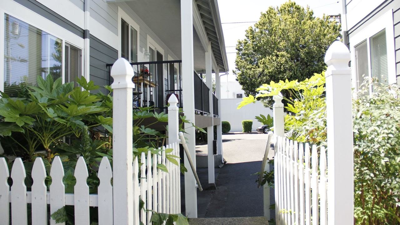 426 NE 75th Ave - Photo 2 of 6