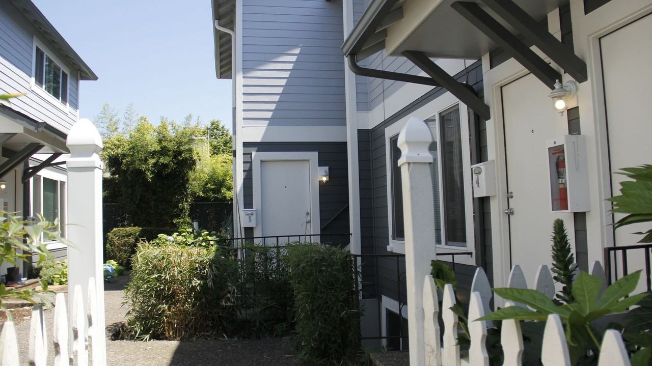 426 NE 75th Ave - Photo 5 of 6