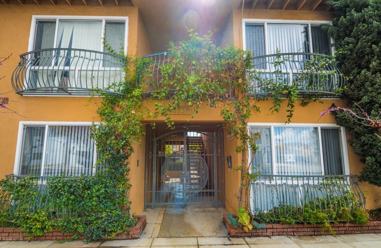 10736 Magnolia Blvd - Photo 2 of 7