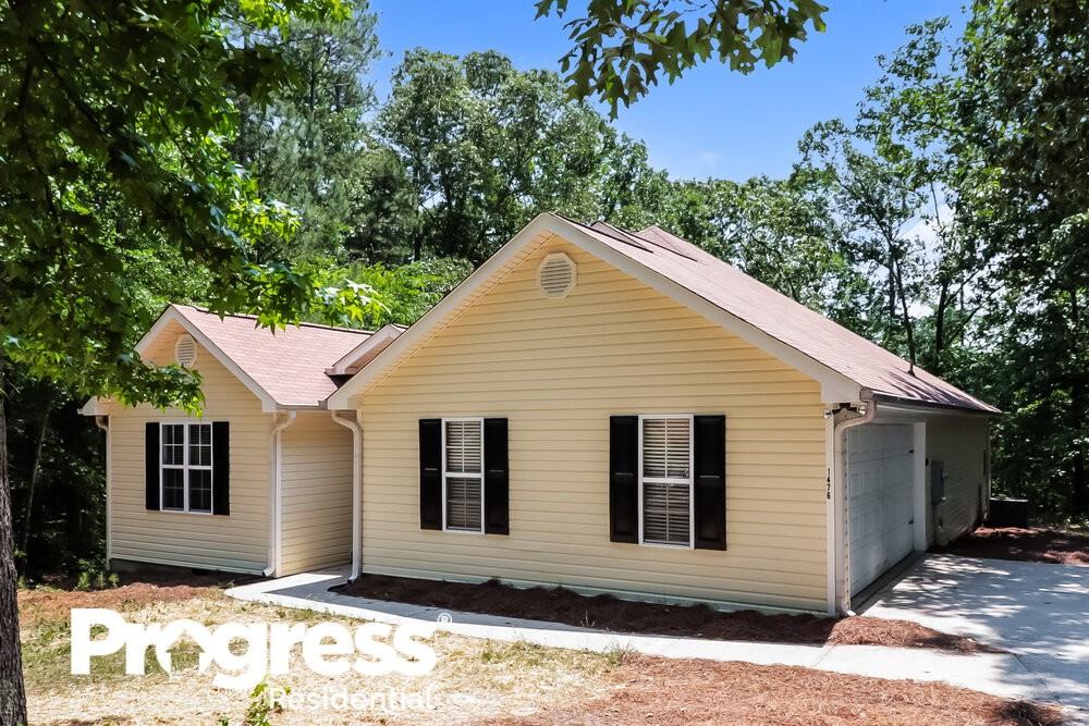 1476 Lakeview Pkwy - Photo 3 of 16