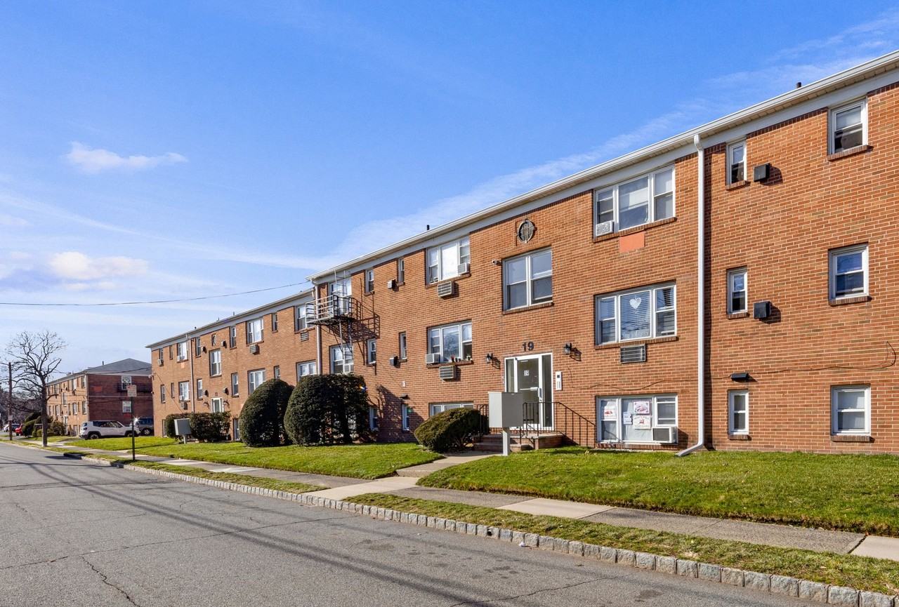 Brighton Court Apartments - Photo 2 of 9