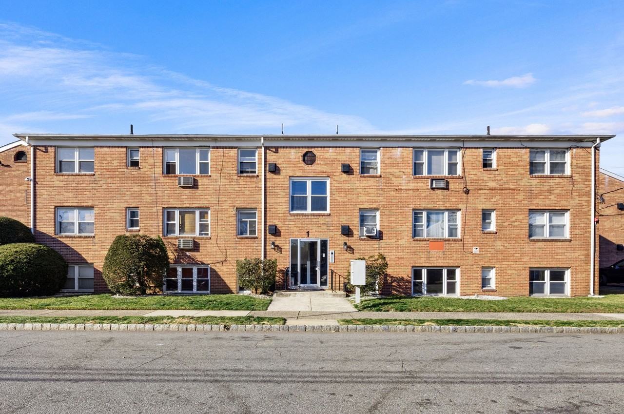 Brighton Court Apartments - Photo 3 of 9