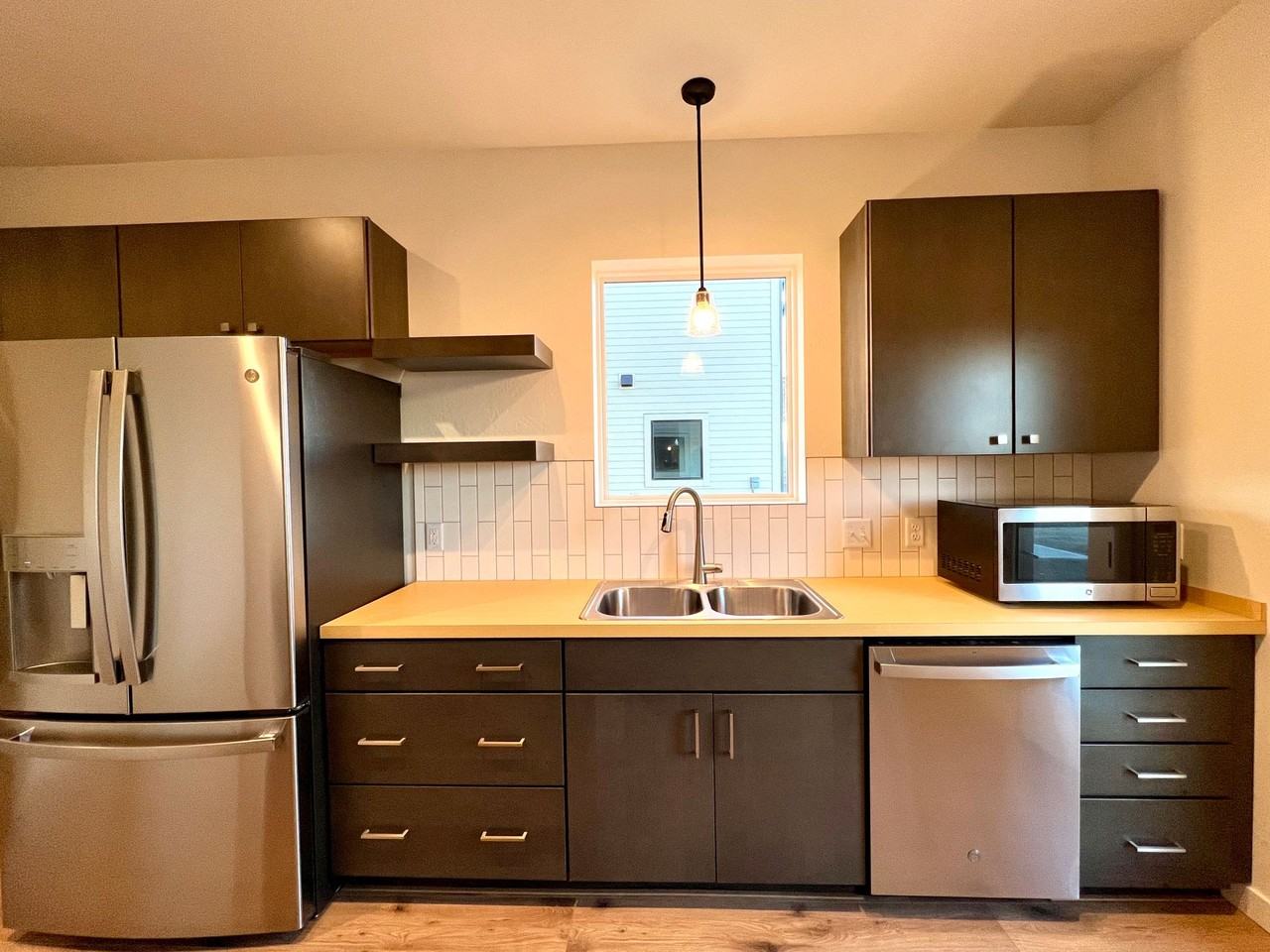 New, Pet Friendly, 2 bed 2 bath Townhouses! - Photo 4 of 17