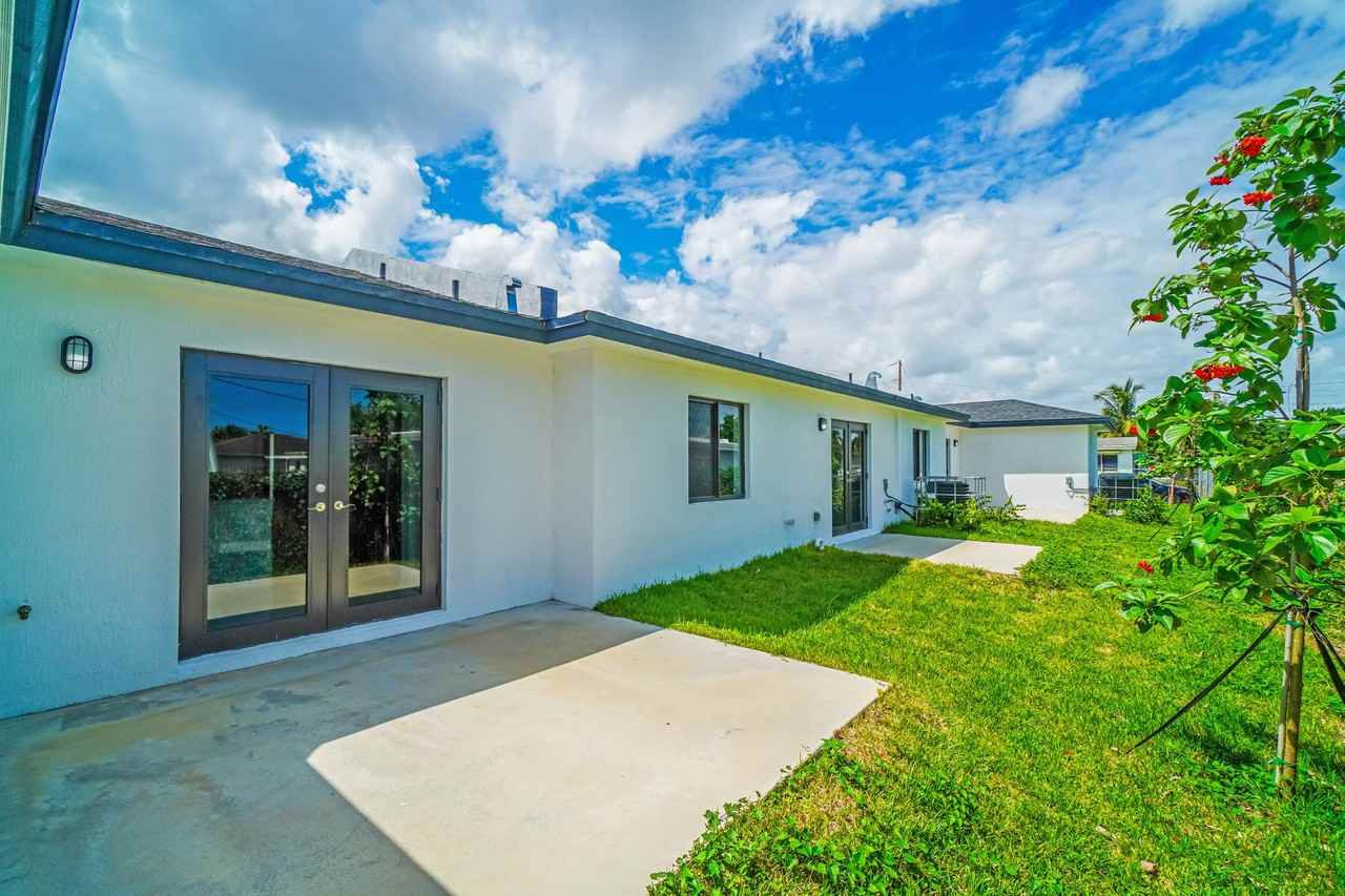 Goulds 4 Bed Triplex - Photo 2 of 7