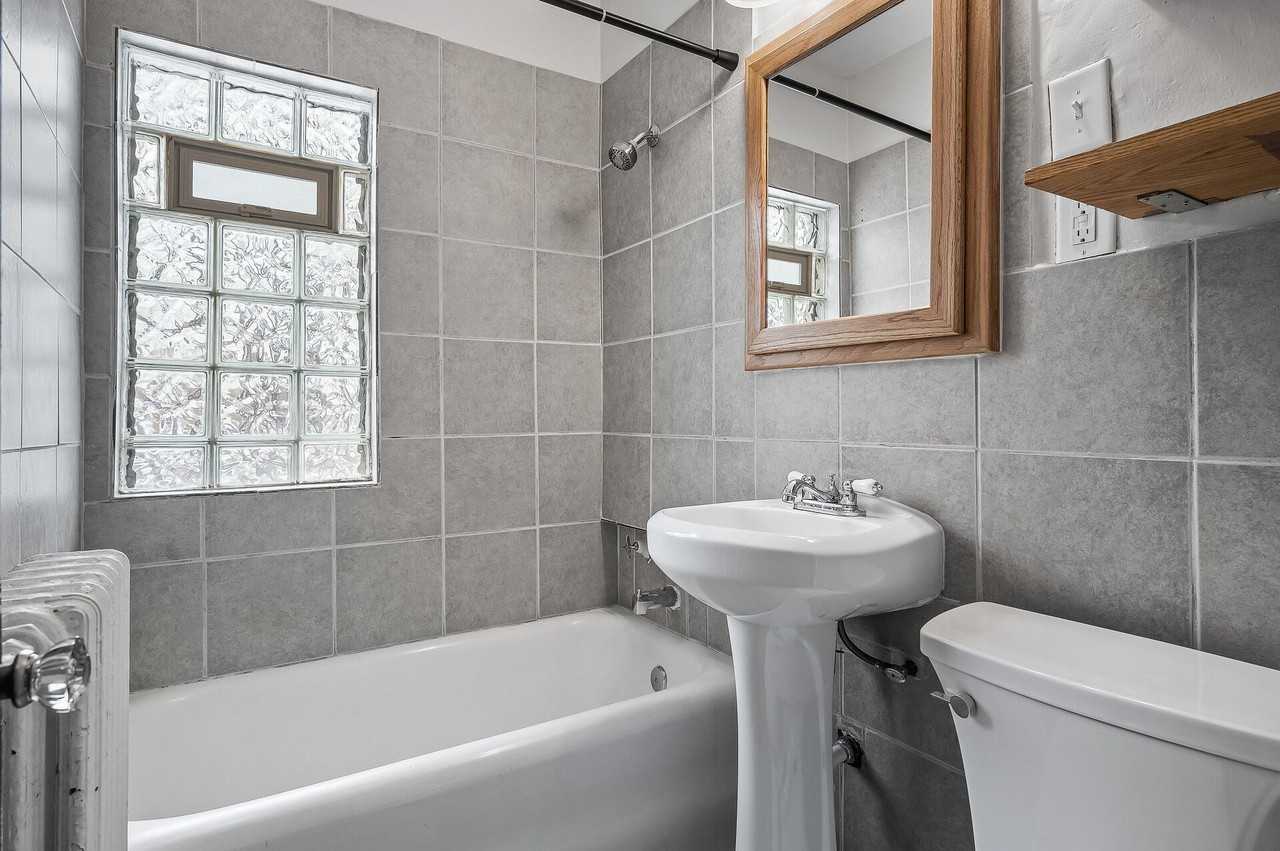 3200 Oakland Ave - Photo 3 of 9