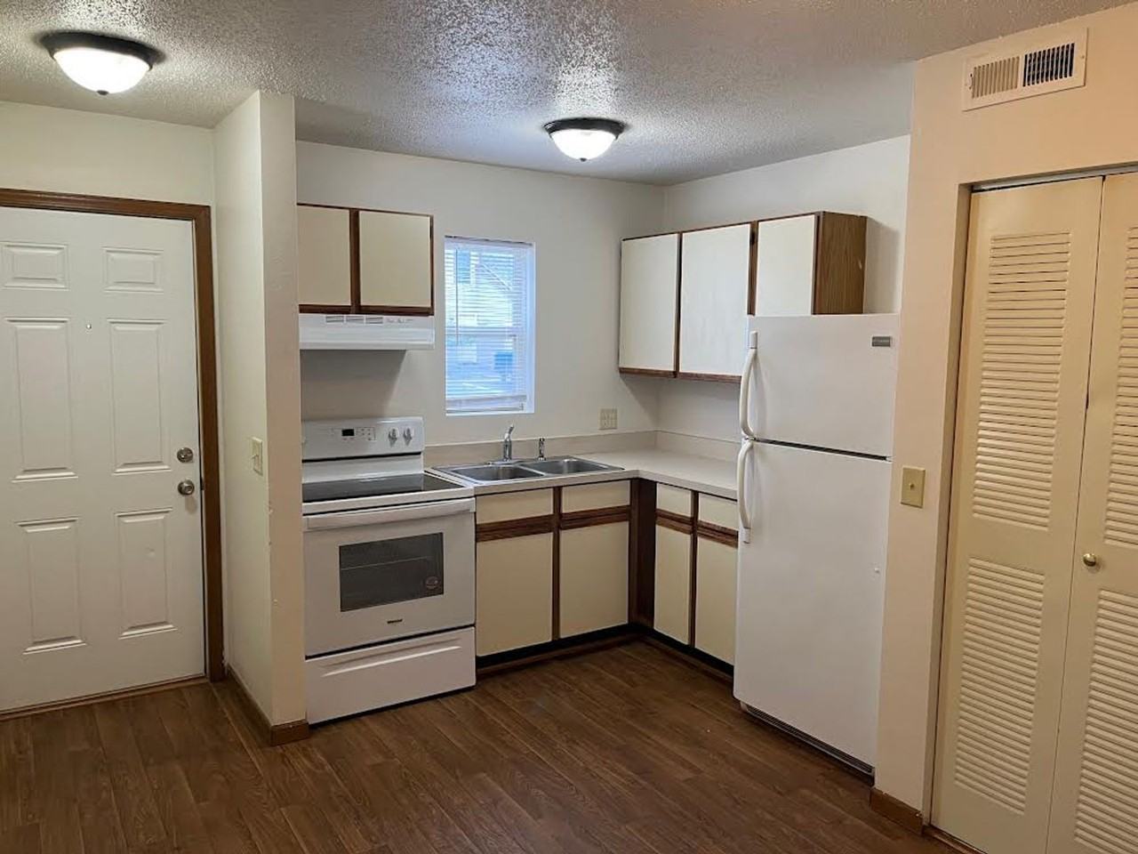 Two bedroom, 1 bathroom, patio - Photo 3 of 37