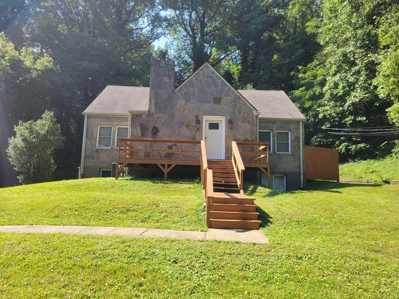 Charming First Avenue Apartments in Downtown Sylva - Photo 2 of 6