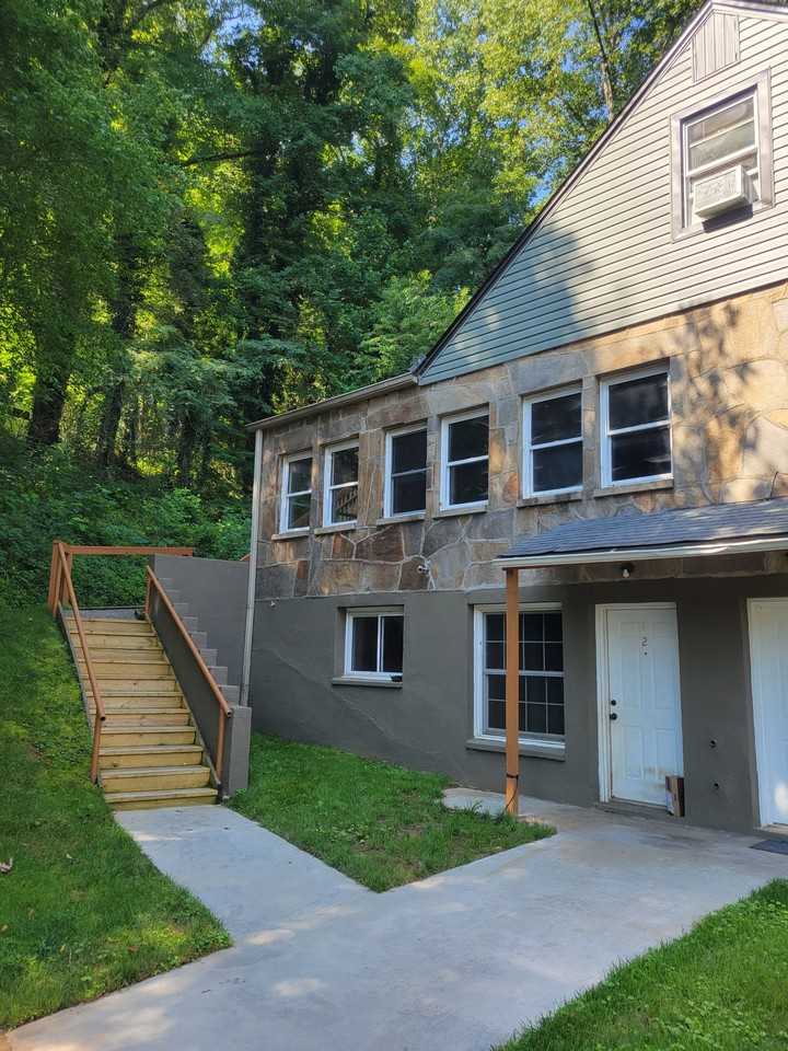 Charming First Avenue Apartments in Downtown Sylva - Photo 5 of 6