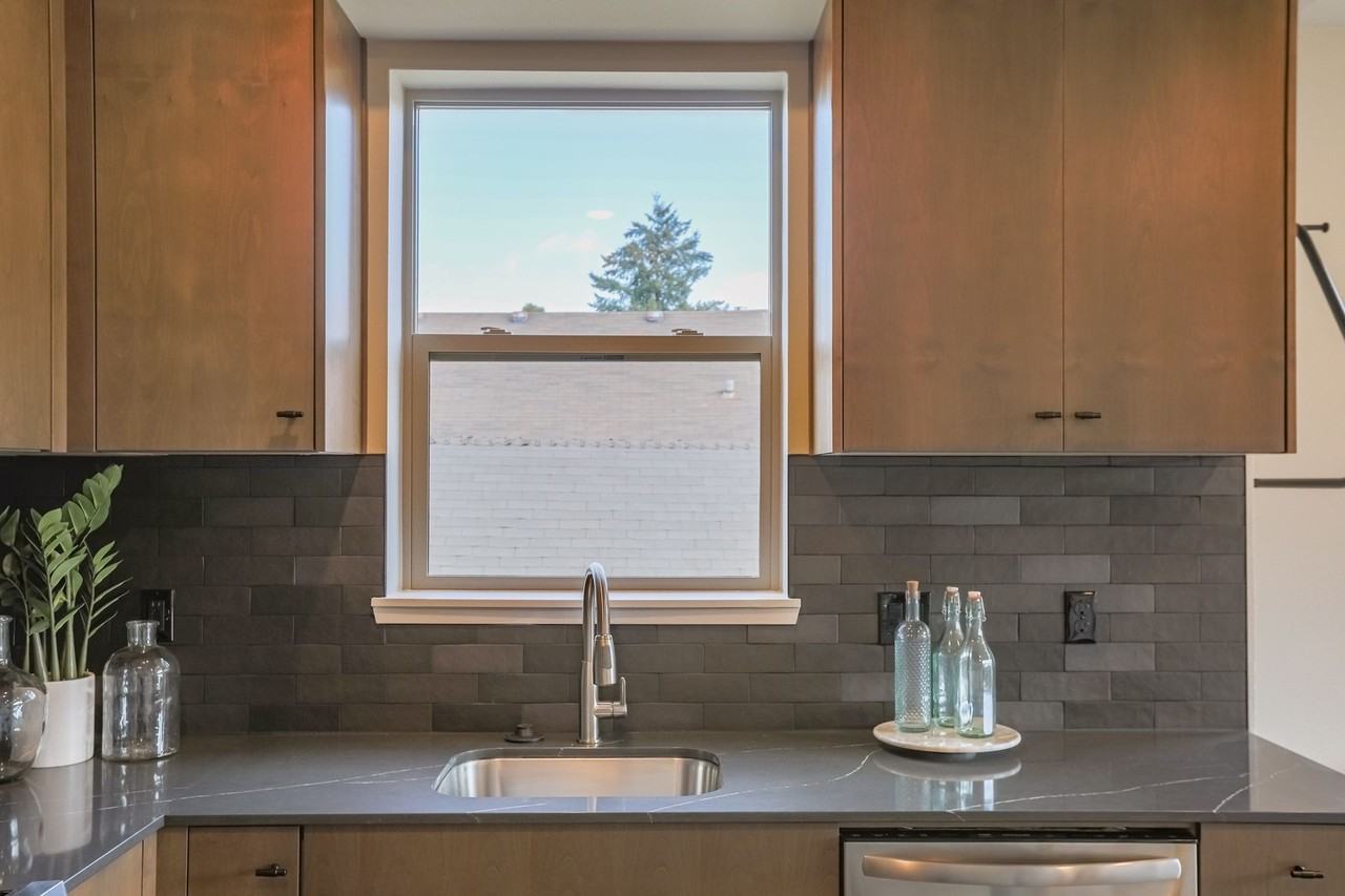 Beautifully finished apartments in N Portland! - Photo 3 of 27