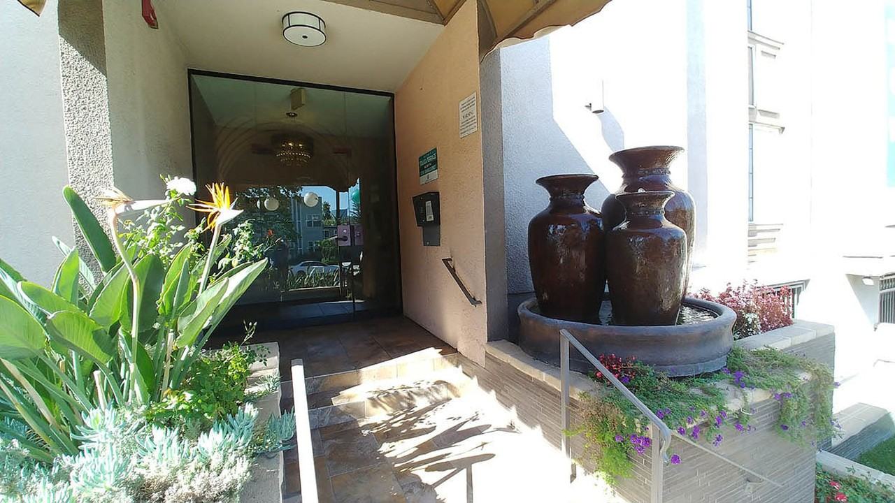 Jaffa Terrace in Toluca Lake - Photo 3 of 50