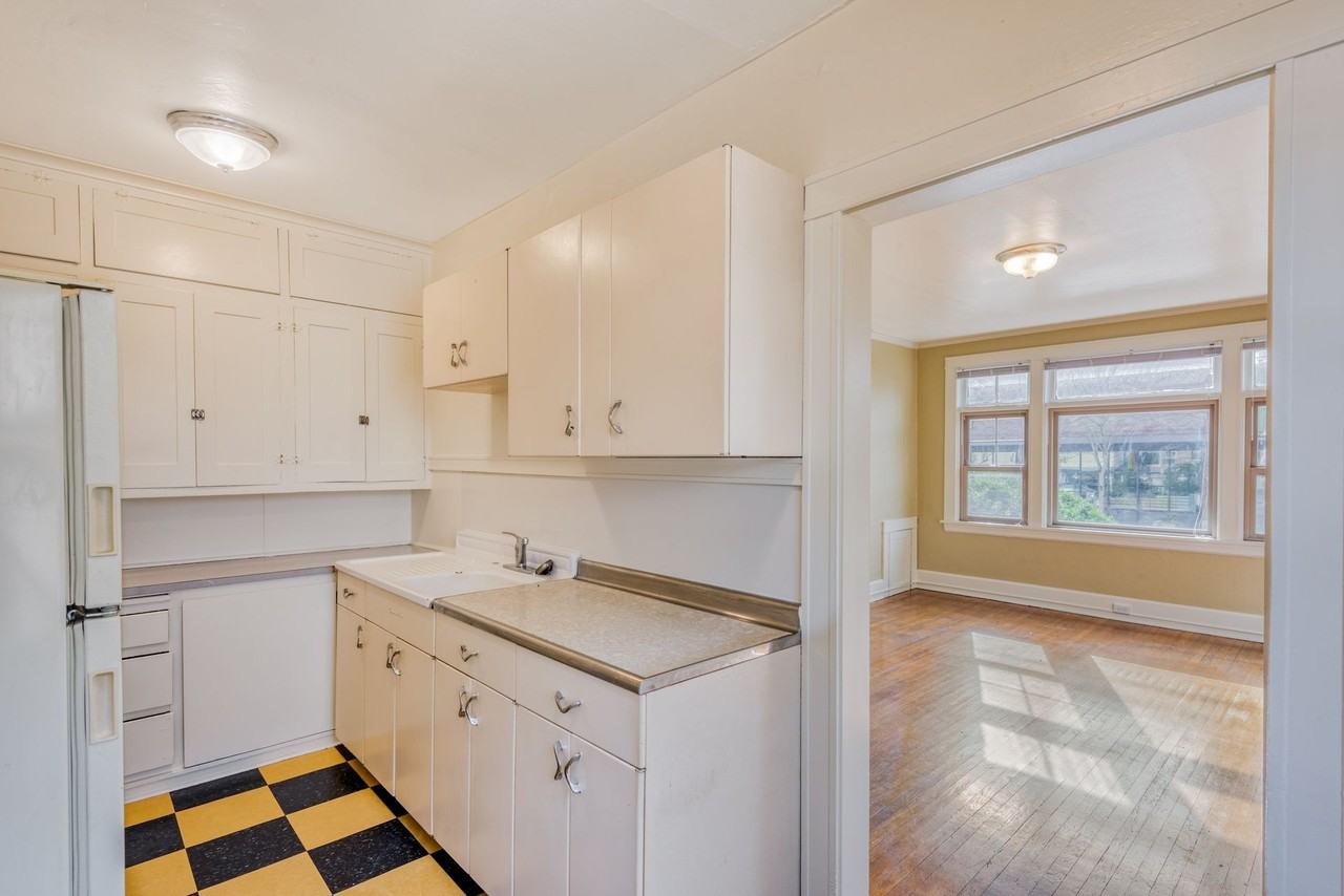 Vintage Living in SE Portland! - Photo 2 of 11