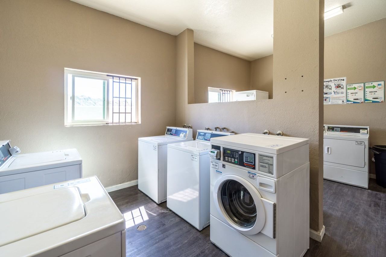 VINTAGE PALMS APARTMENTS - Photo 4 of 4