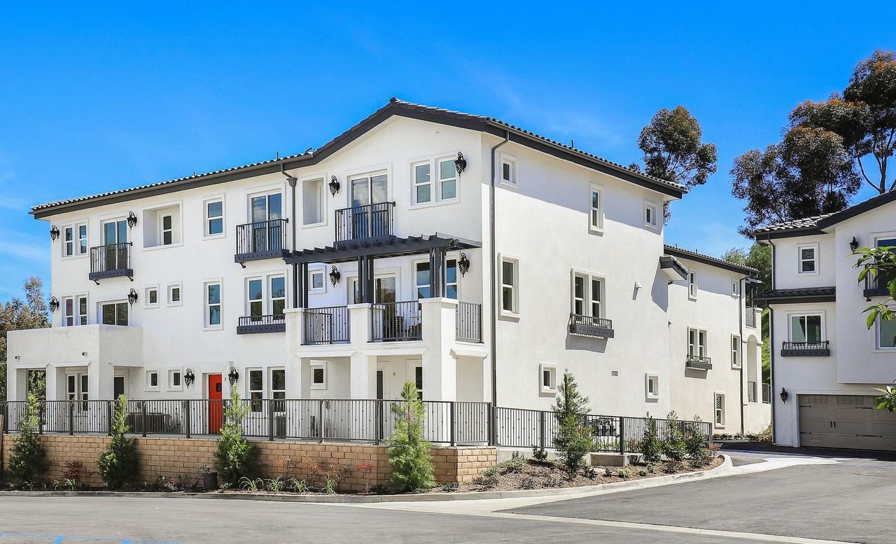 APT MERIDIAN AT PHILLIPS RANCH - Photo 2 of 41