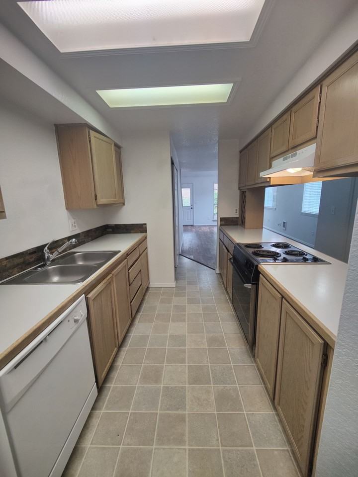 Regency Park Townhomes - Photo 6 of 14