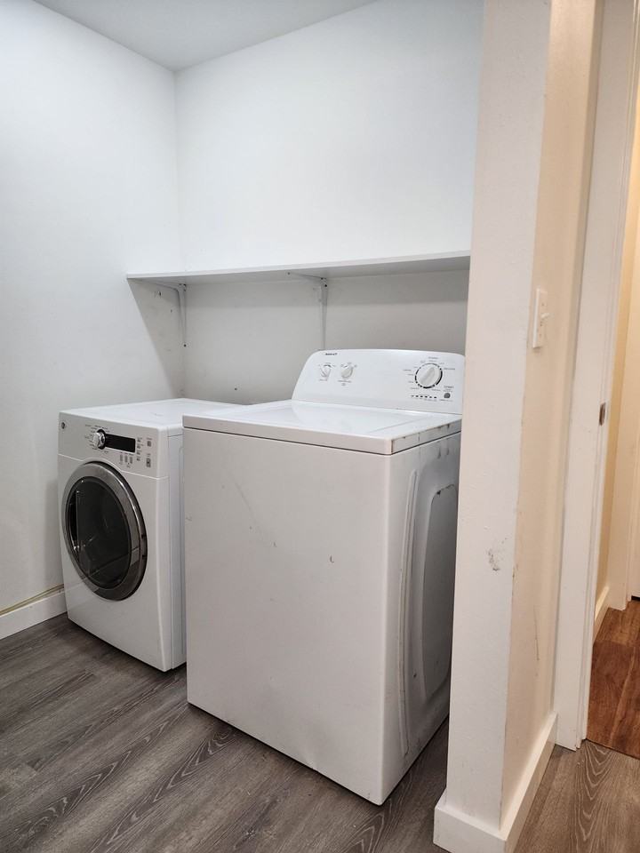 Charming 2 Bedroom 1 Bathroom Lower Unit Duplex in Lakewood!! - Photo 3 of 10