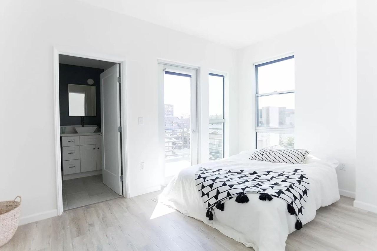 978 S Mariposa Ave - Photo 4 of 33