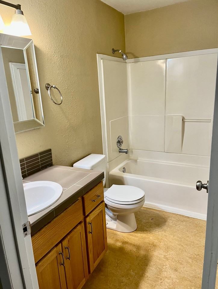 638 - 130 SE 30th Place - Photo 5 of 7