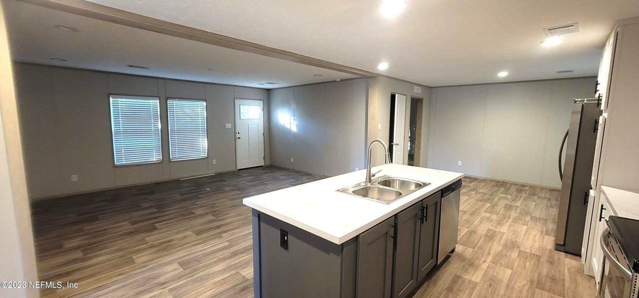 8155 Devoe St - Photo 5 of 19