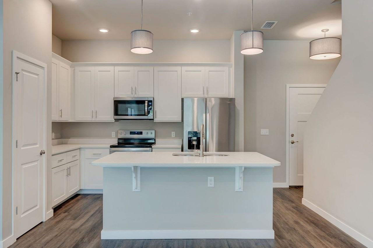 Metro 39 Apartments - Photo 5 of 50