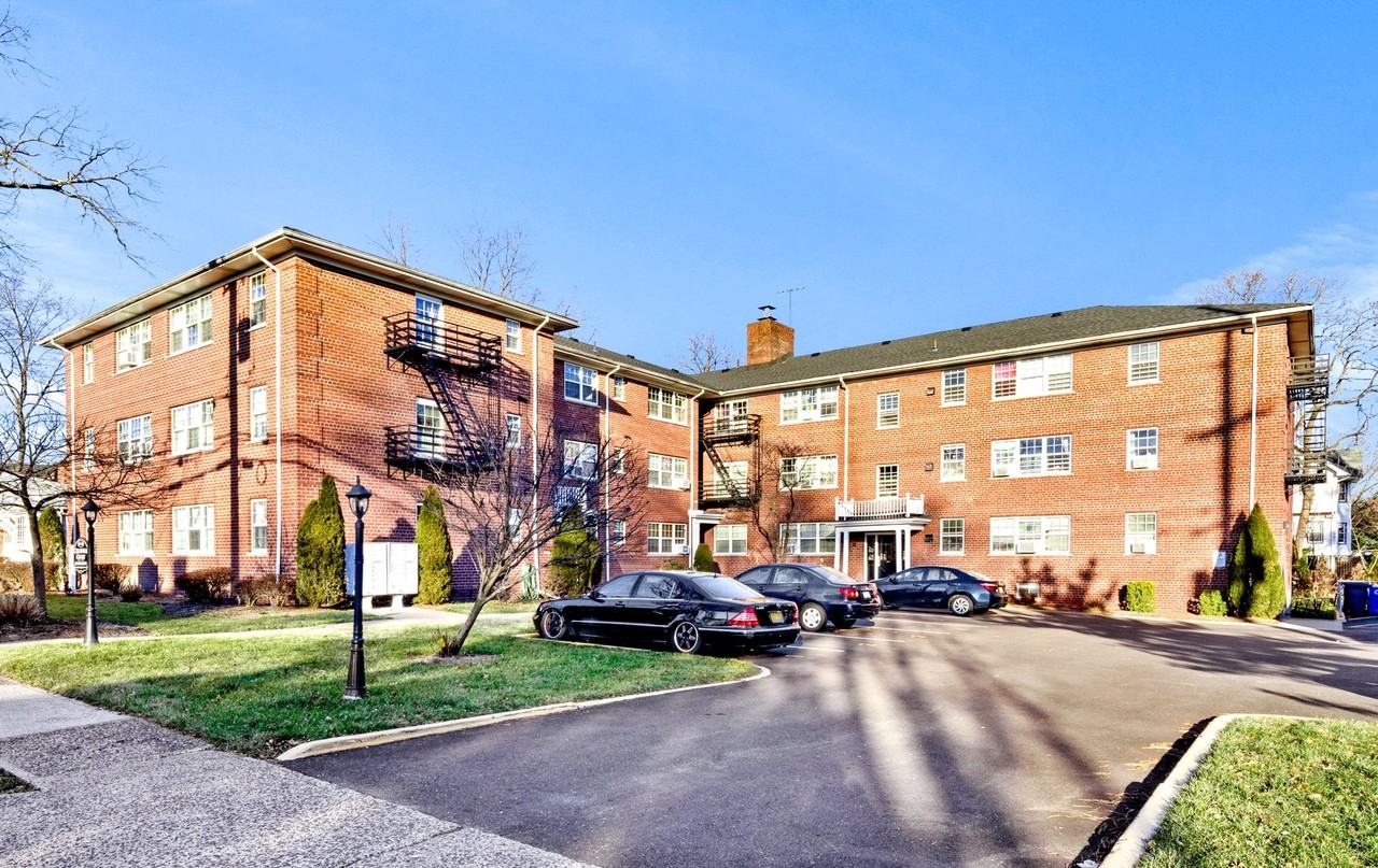 Colonial Court - Photo 2 of 12