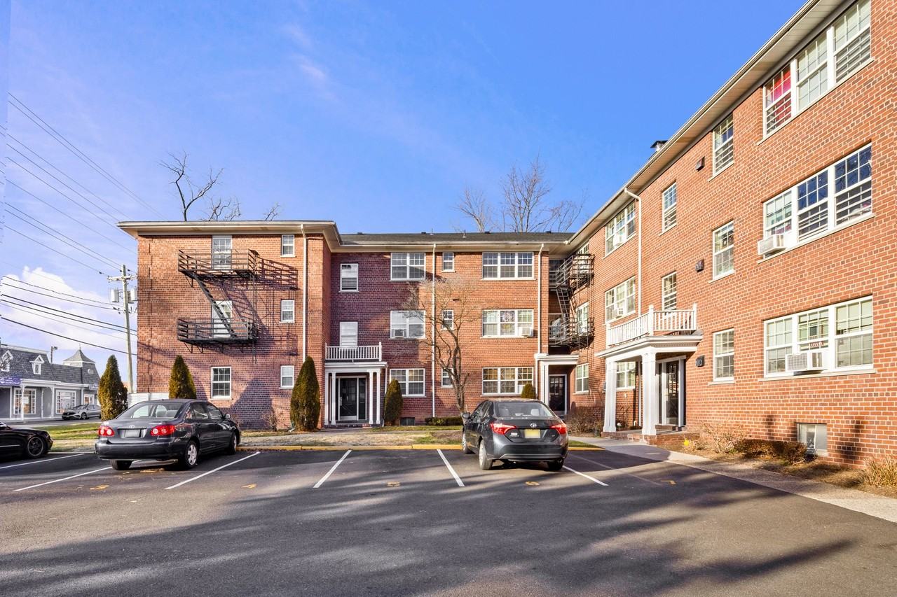 Colonial Court - Photo 3 of 12