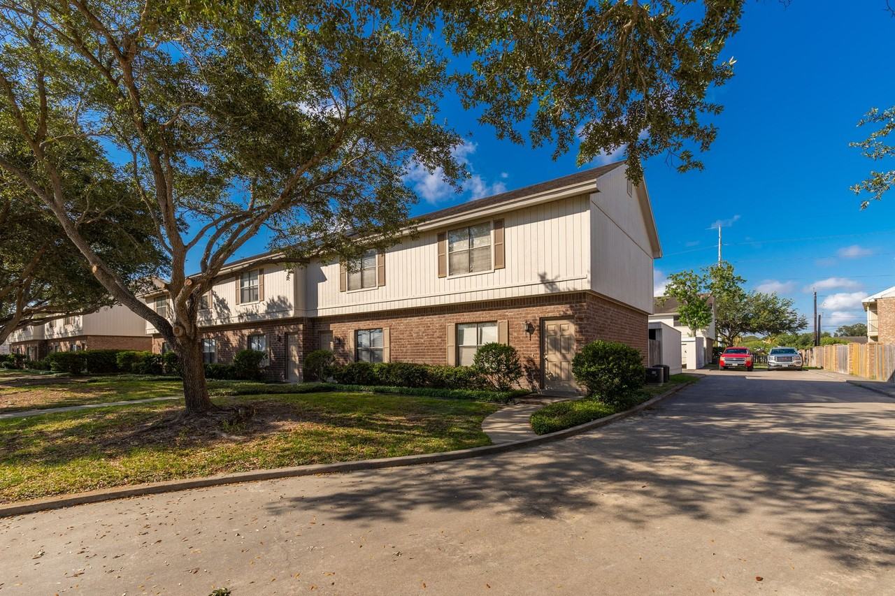 Ridgeway Townhomes on Burnham Drive - Photo 3 of 42