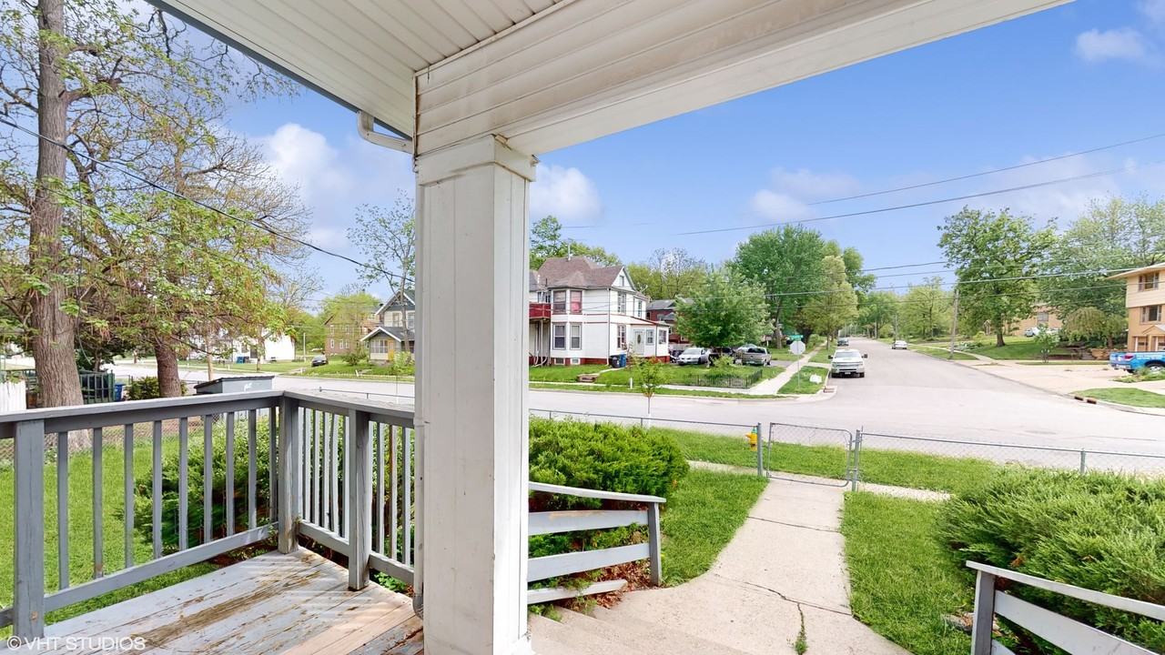 319 Franklin Ave - Photo 2 of 17