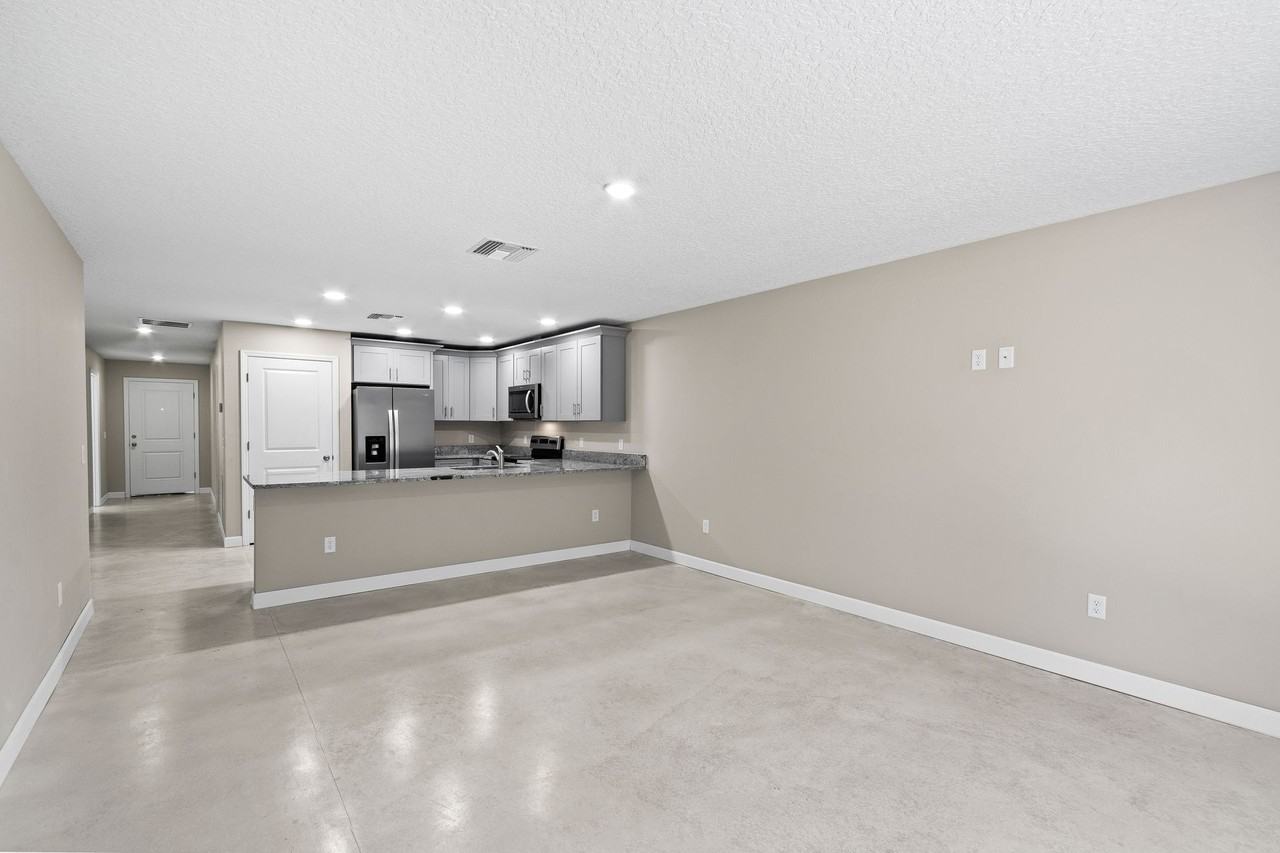 925/927 E Clifford Ave - Photo 2 of 13