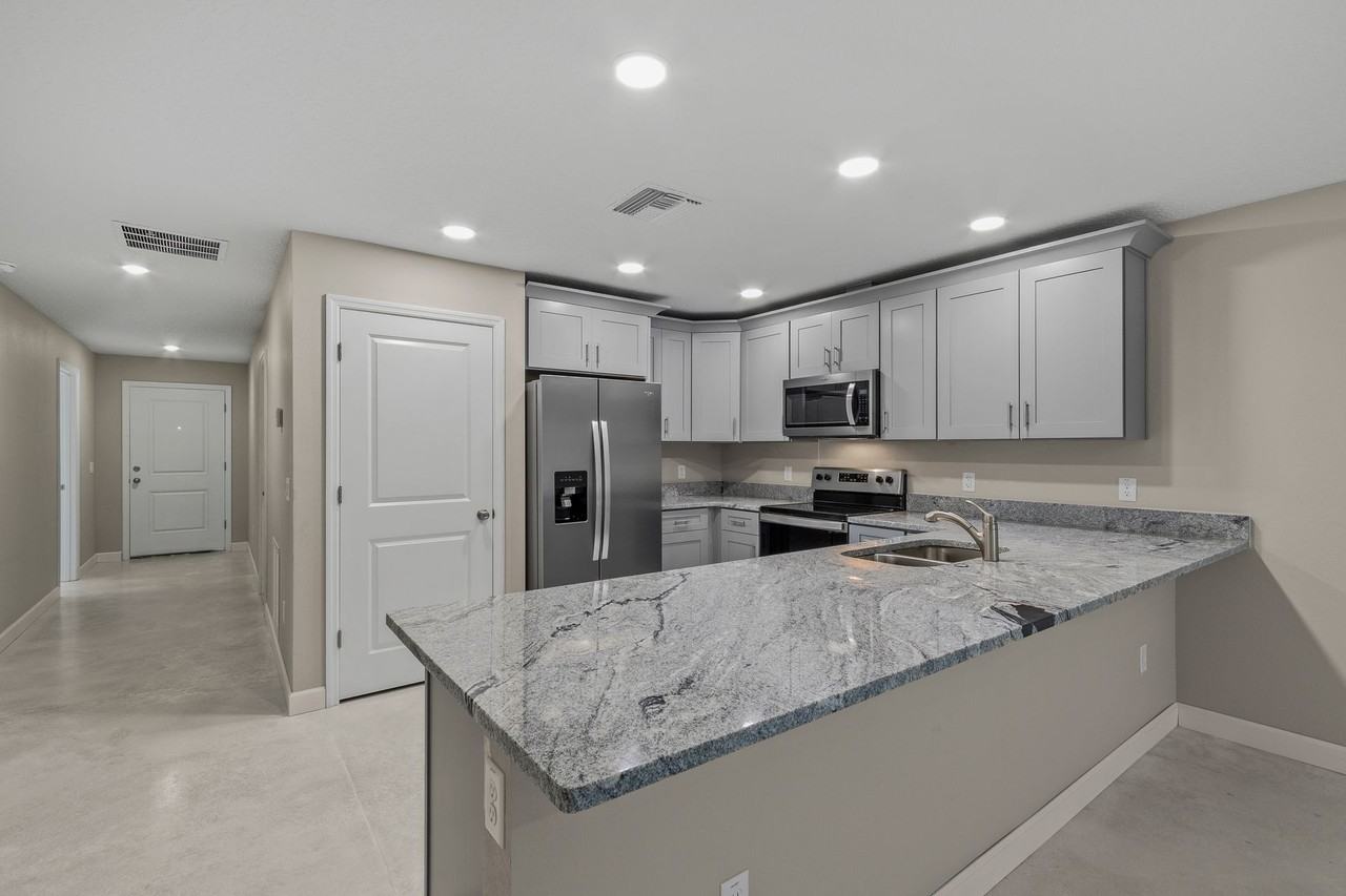 925/927 E Clifford Ave - Photo 4 of 13