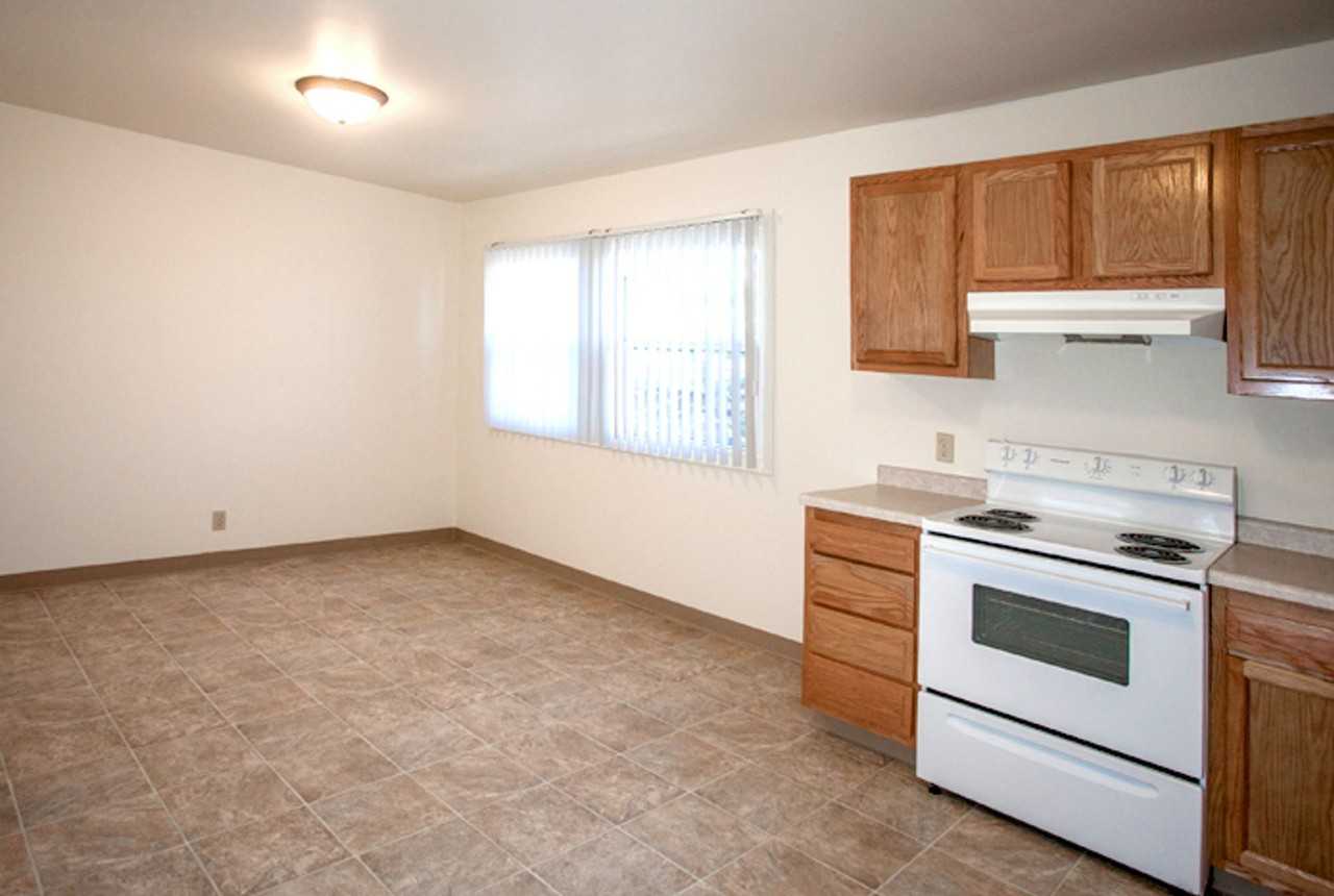 Avery Glen Apartments - Photo 2 of 24