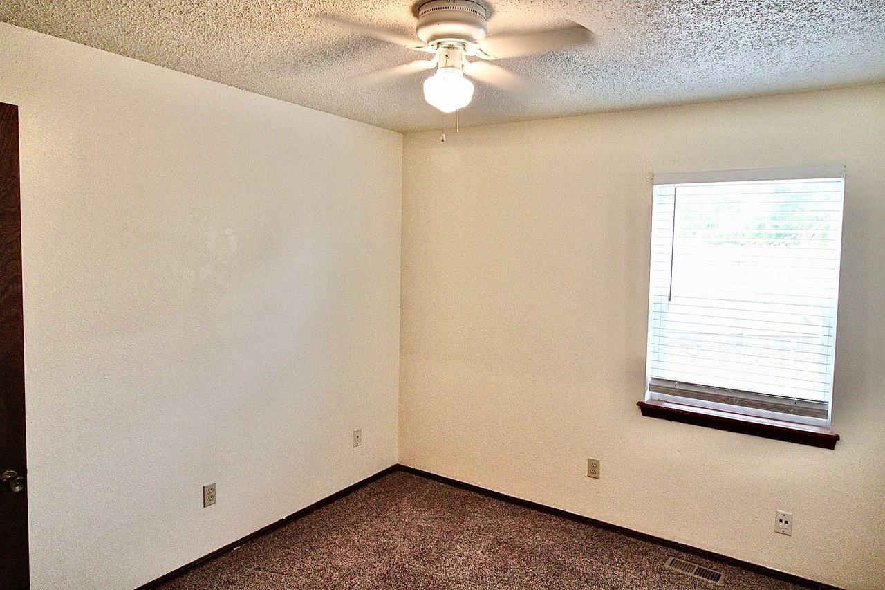 312 Falcon Ct - Photo 4 of 11