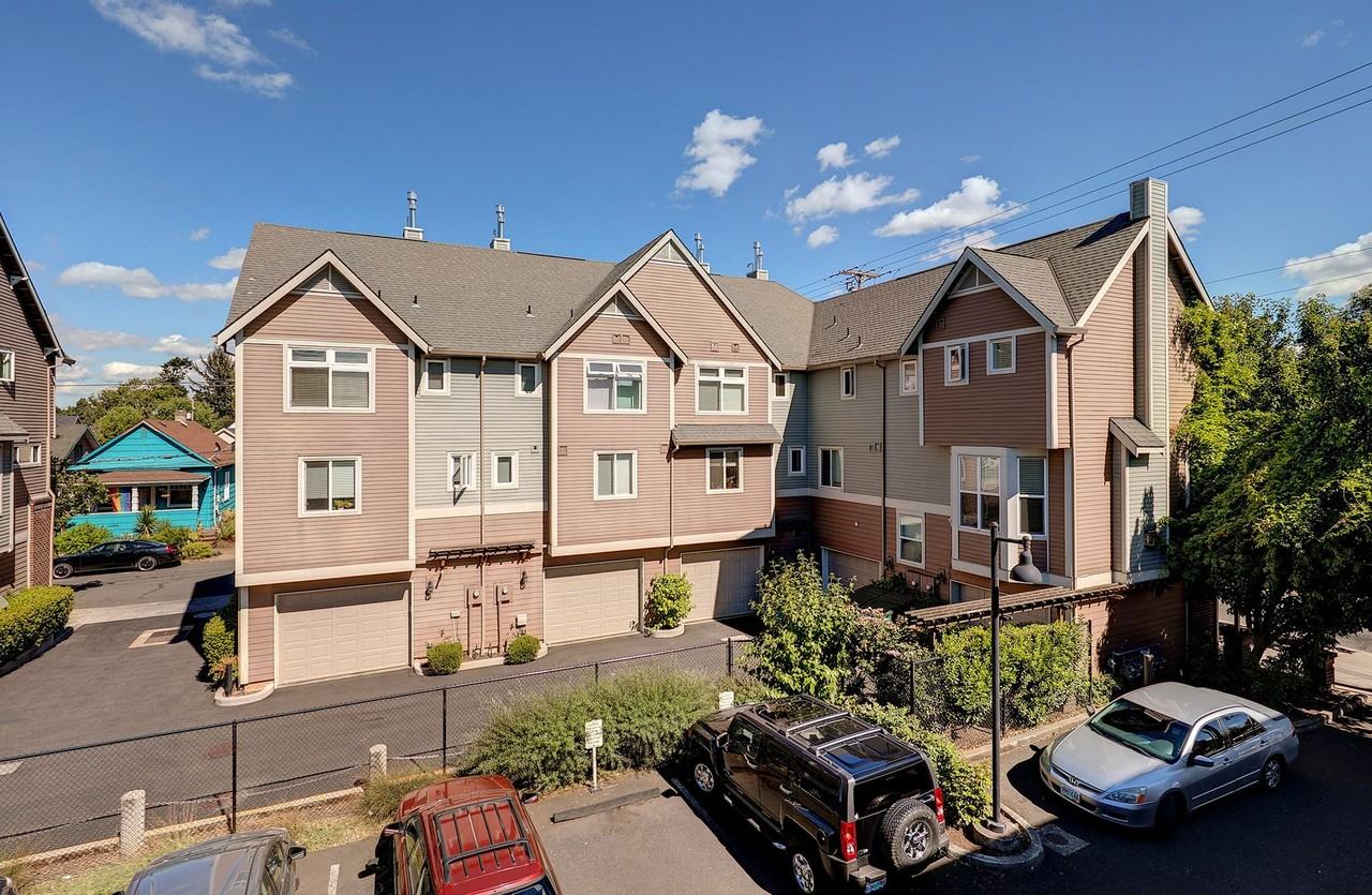 King's Crossing Townhomes - Photo 2 of 4