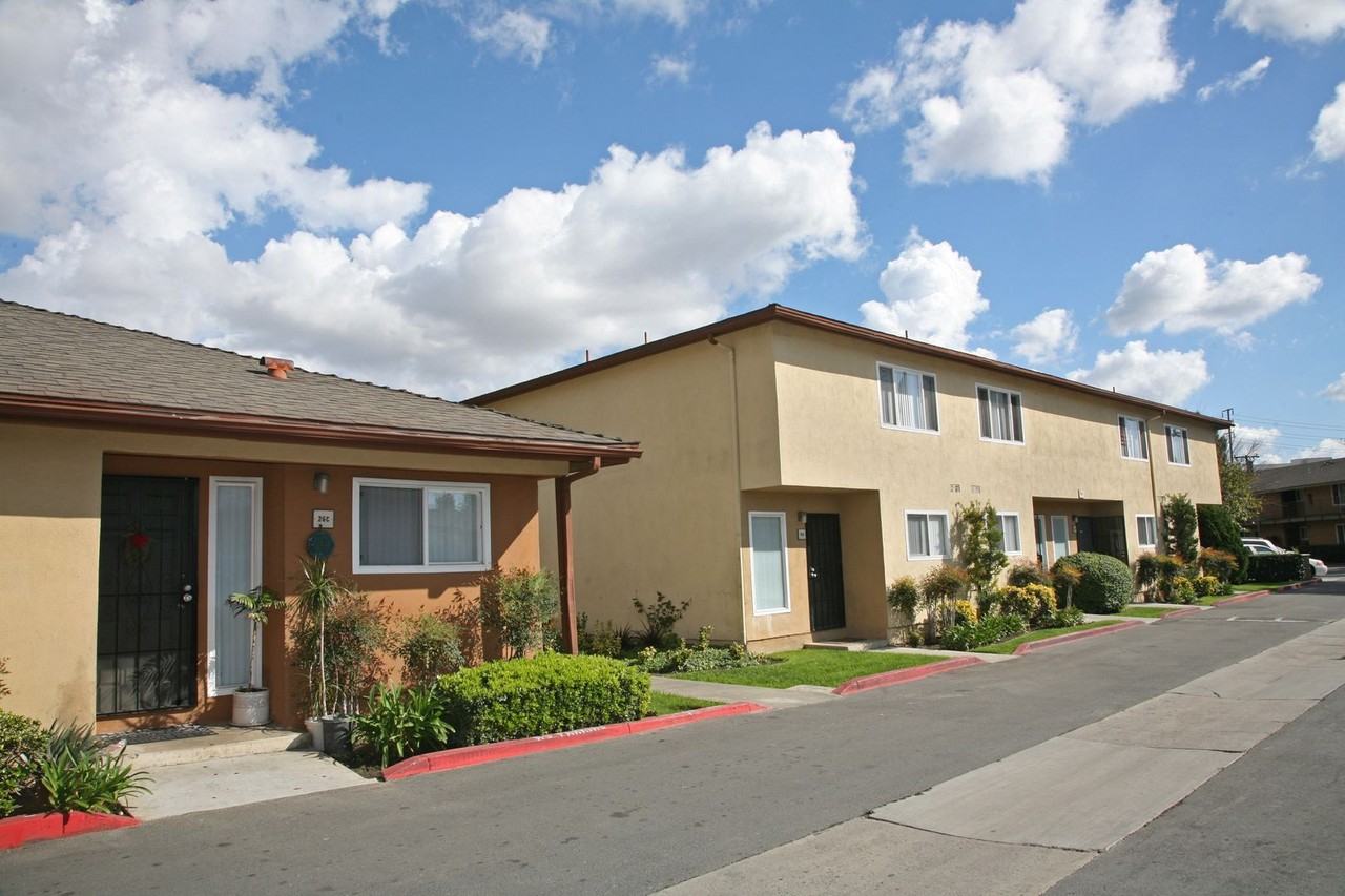 Country Squire Apartments - Photo 3 of 38