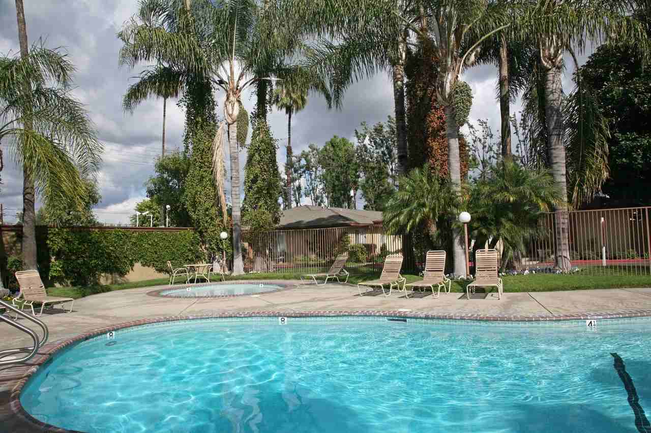 Country Squire Apartments - Photo 4 of 38