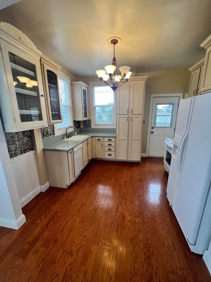 534 West St - Photo 3 of 50