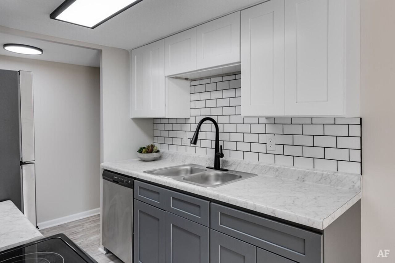 Emerald Square Villas - Photo 2 of 29