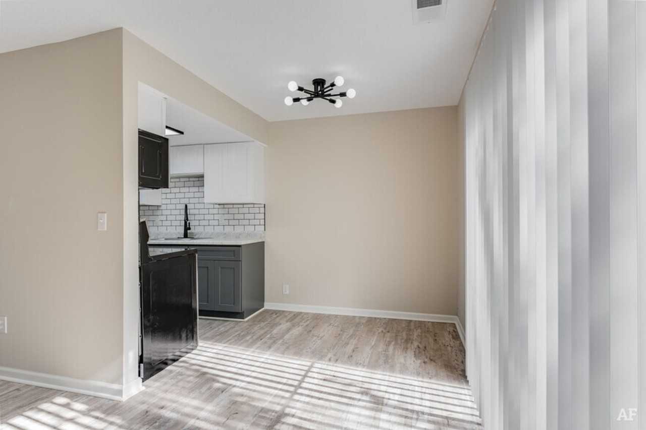 Emerald Square Villas - Photo 4 of 29