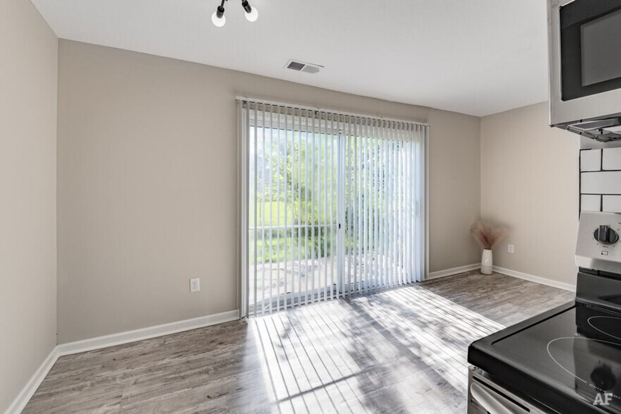 Emerald Square Villas - Photo 6 of 29