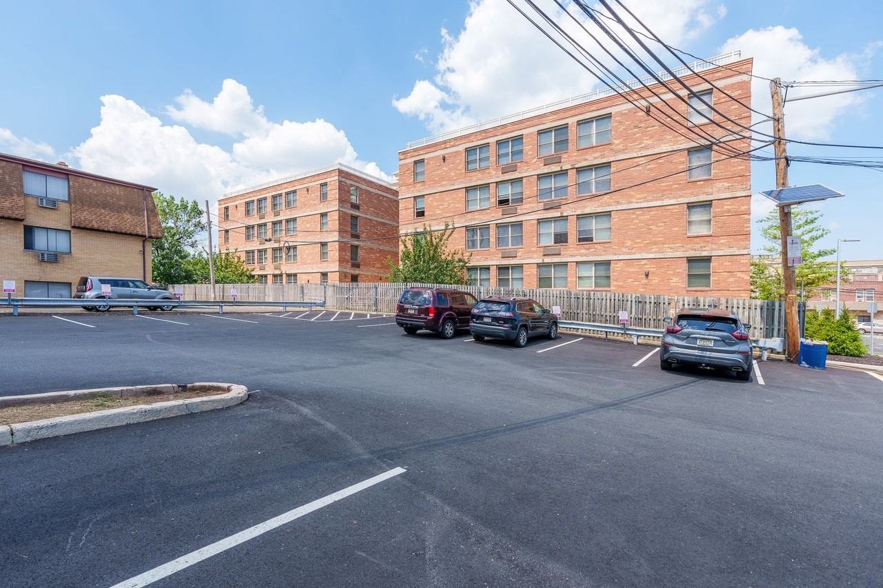 Discover an enticing retreat in the heart of Bayonne, NJ. - Photo 4 of 16