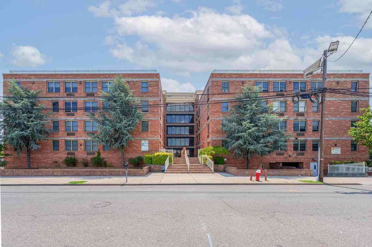 Discover an enticing retreat in the heart of Bayonne, NJ. - Photo 5 of 16