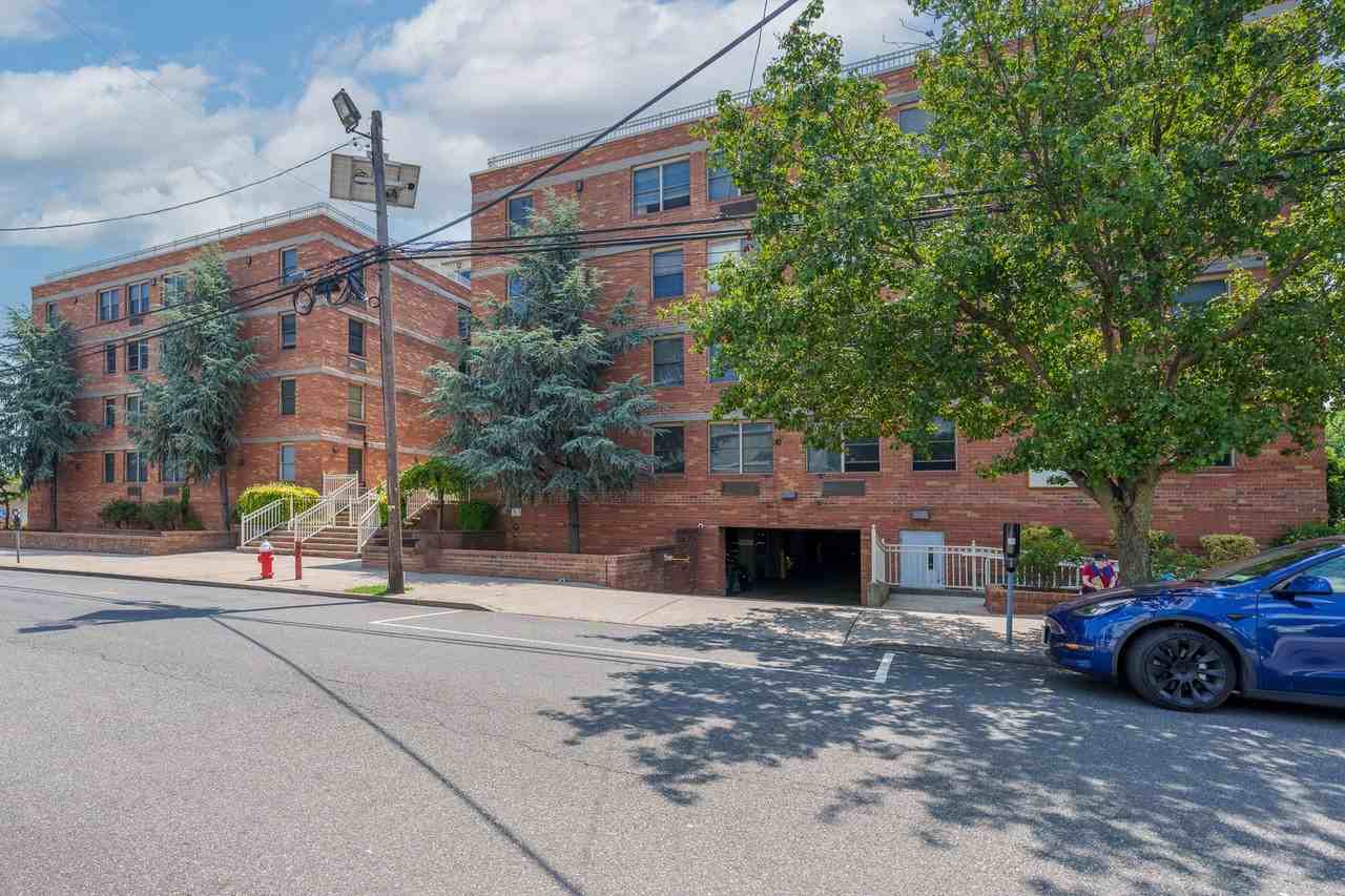 Discover an enticing retreat in the heart of Bayonne, NJ. - Photo 6 of 16