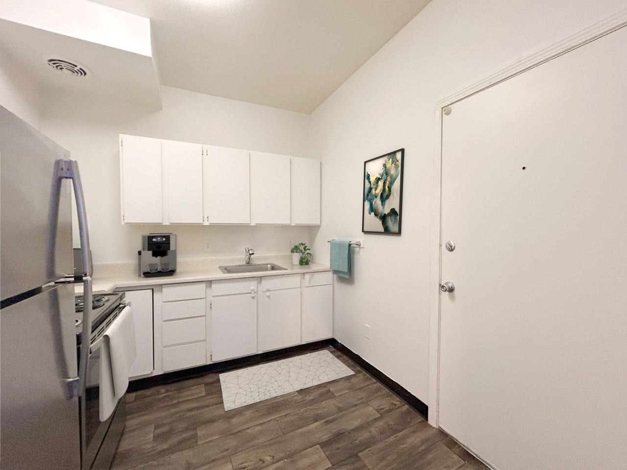 Ludlow B Apartments - Photo 6 of 13