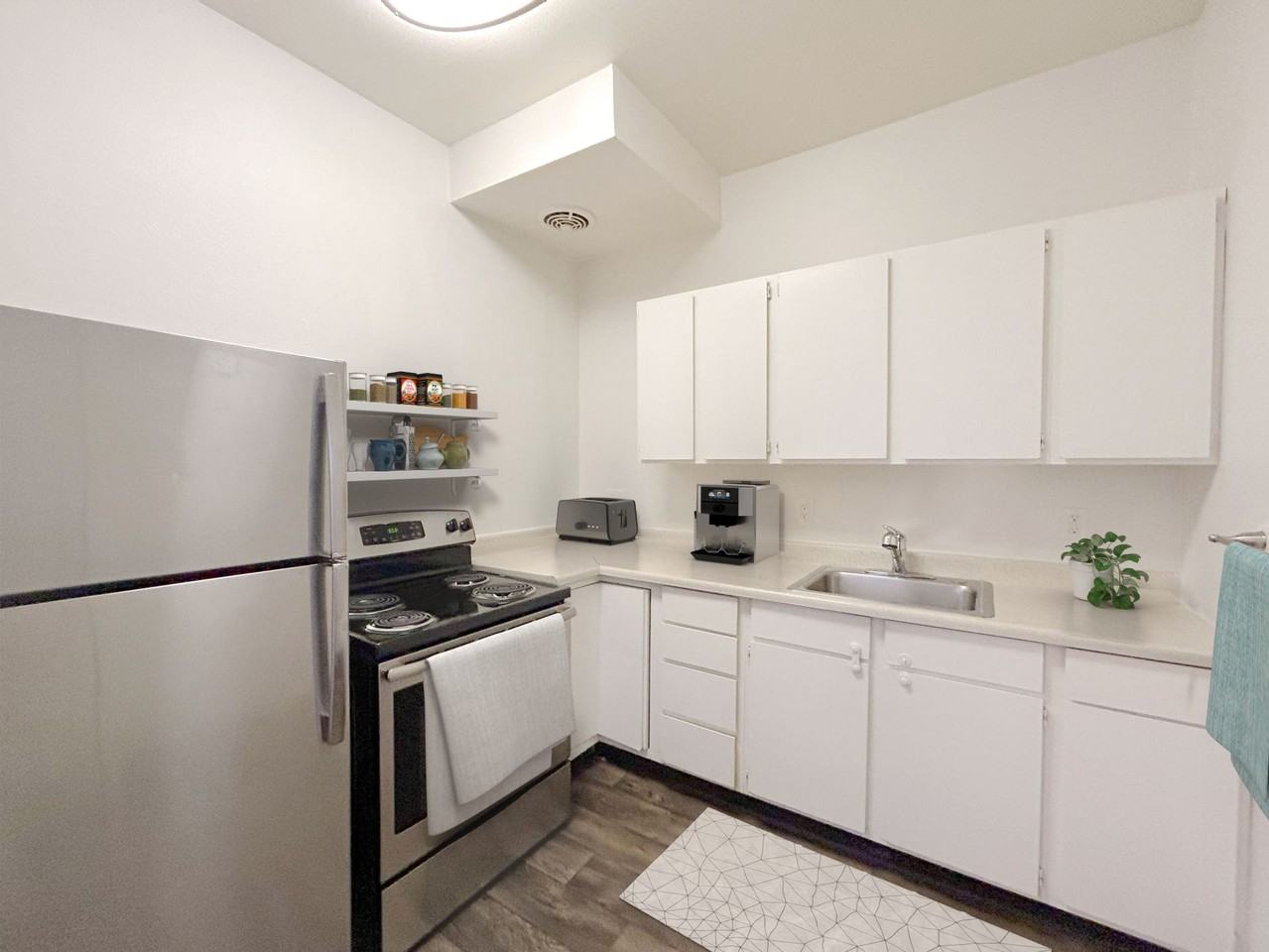 Ludlow B Apartments - Photo 7 of 13