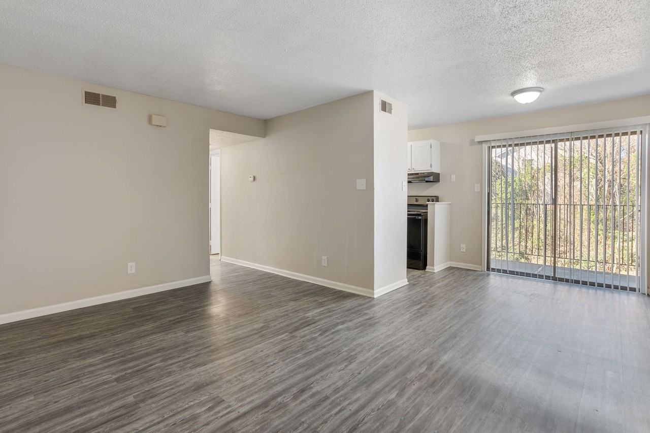 Renovated, Quiet 2 Bedroom in the Heart of GSO - Photo 5 of 24