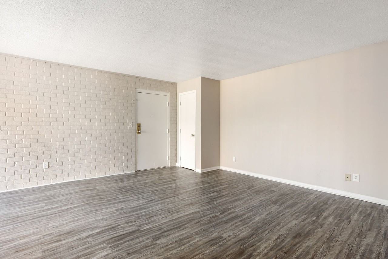 Renovated, Quiet 2 Bedroom in the Heart of GSO - Photo 7 of 24