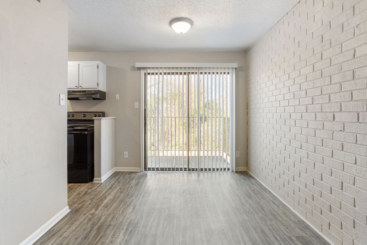 Renovated, Quiet 2 Bedroom in the Heart of GSO - Photo 4 of 24